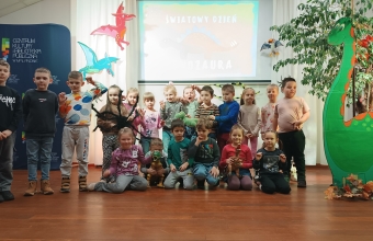 dzieci z dinozaurami