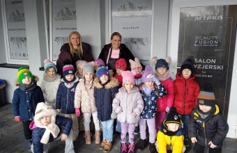 Zdjecie grupowe z paniami pracujacymi w zakladzie fryzjerskim