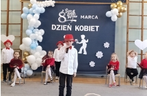 chlopiec spiewa do mikrofonu