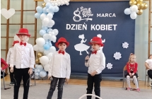 chlopcy mowia wiersze  zokzji dnia kobiet