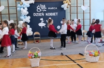 dzieci tancza w parach