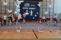 dzieci z grupy IX spiewaja