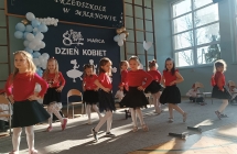 dziewczynki z grupy IX tancza