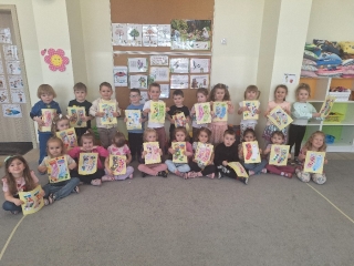 Praca plastyczna dzieci-zdjecie grupowe.