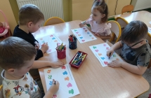 Dzieci wykonuja karty pracy - grupa X
