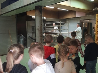 wycieczka do piekarni. Poznanie etapow wypieku chleba. gr. VII (6)