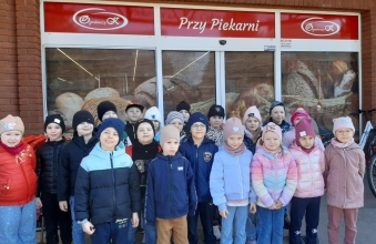 wycieczka do piekarni. Poznanie etapow wypieku chleba. gr. VII (2)