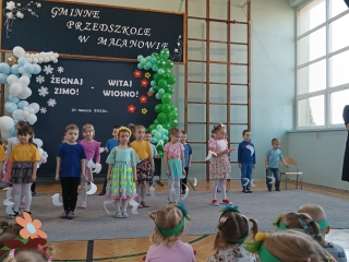 Pani dyrektor rozpoczyna uroczystosc powitania wiosny.