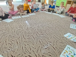 dzieci szukaja par wsrod skarpetek