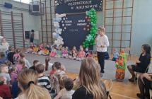 pani pedagog wita gosci i przedszkolakow
