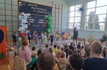 pani dyrektor wita gosci w Dniu Tolerancji w przedszkolu