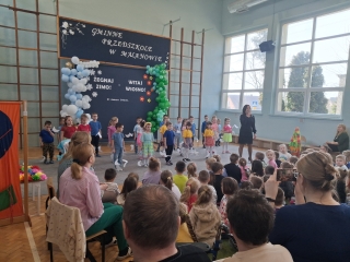 pani dyrektor wita gosci w Dniu Tolerancji w przedszkolu