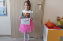 Dziweczynka z dyplomem z udzial w konkursie.