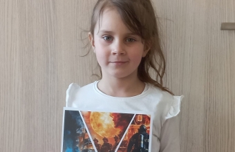 Dziewczynka z dyplomem. (2)