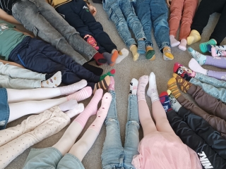 kolorowe skarpetki zabawa w kole