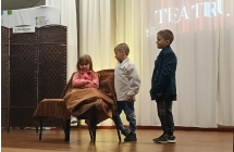 2. Dziewczynka lezy pod kocem, obok stoi chlopiec w stroku lekarz i rejenta. Inscenizacja wiersza Katar