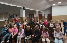 7. Dzieci z biletami zajmuja swoje miejsca na widowni.