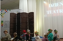 9. Dzieci przebrane w stroje do inscenizacji wiersza Rzepka poupadaly na scenie.