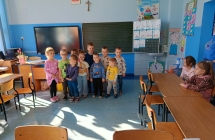 Przedszkolaki recytuja wiersz dla uczniow