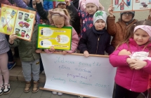 Swiatowy dzien zdrowia 2025. szesciolatki z wozkami i haslami promujacymi zdrowy styl zycia kobiet w ciazy (6)