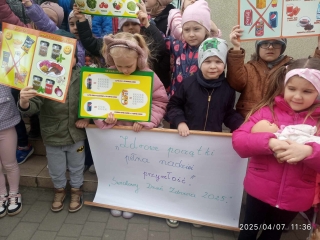 Swiatowy dzien zdrowia 2025. szesciolatki z wozkami i haslami promujacymi zdrowy styl zycia kobiet w ciazy (6)