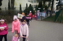 Swiatowy dzien zdrowia 2025. szesciolatki z wozkami i haslami promujacymi zdrowy styl zycia kobiet w ciazy (3)