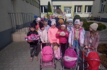 Swiatowy dzien zdrowia 2025. szesciolatki z wozkami  promujacymi zdrowy styl zycia kobiet w ciazy (1)