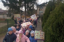 Swiatowy dzien zdrowia 2025. szesciolatki z transparentem