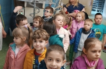 dzieci ogl¦udaj¦u maszyny na piekarni