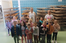 dzieci z kierownikiem piekarni