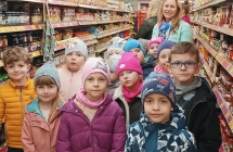 dzieci zwiedzaj¦u sklep