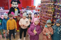 dzieci z myszka miki