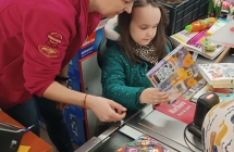 dziewczynka kasuje towry