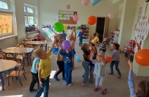 Dzieci bawia sie balonami