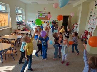 Dzieci bawia sie balonami