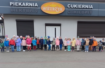 Pamiatkowa fotopgrafia z wycieczki do piekarni. Dzieci z grupy VI i X