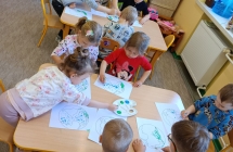 Dzieci wykonuja prace plastyczne - grupa X
