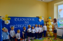 Dzieci podczas pasowania przez Pania Dyrektor