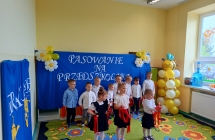 Dzieci prezentuja uklad taneczny do utworu Upside Down