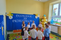 Dzieci podczas inscenizacji do piosenki Wesola zabawa - grupa X