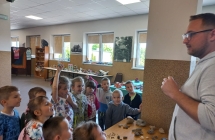 Pieciolatki z grupy VI  oraz przewodnik wystawy przy kolekcji kamieni.