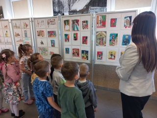 Pieciolatki ogladaja kolekcje prac plastycznych.