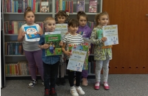 Laureaci konkursu w kategorii dzieci piecioletnich  z dyplomami i nagrodami.