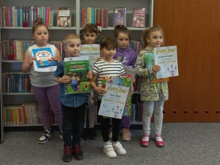 Laureaci konkursu w kategorii dzieci piecioletnich  z dyplomami i nagrodami.