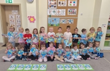Zdjecie grupowe z pracami plastycznymi