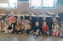 dzieci ogladaja kolekcje klockow lego