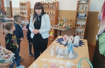 dzieci ogladaja kolekcje pucharow