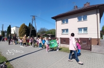 dzieci na przemarszu z okazji Dnia Ziemi