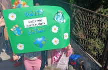 dzieci z  grupy V z transparentem (2)