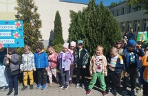 dzieci z  grupy VIII z transparentem
